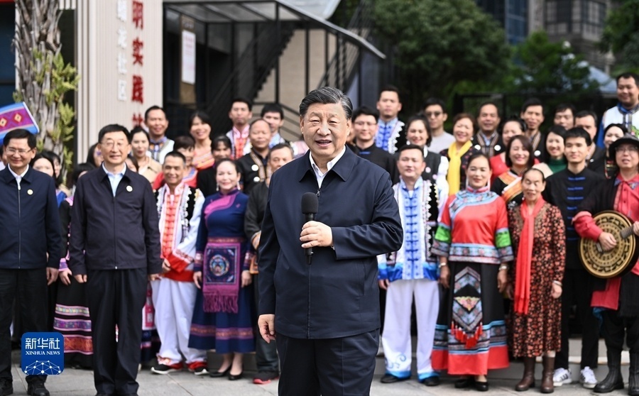 12月14日至15日，中共中央总书记、国家主席、中央军委主席习近平在广西考察。这是14日上午，习近平在南宁市良庆区蟠龙社区考察时，同社区各族群众亲切交流。新华社记者 燕雁 摄