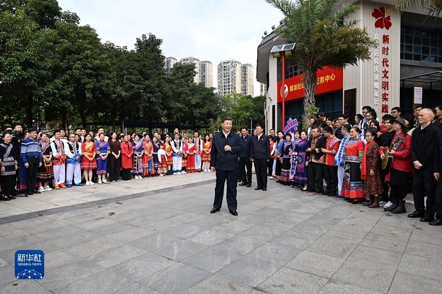 12月14日至15日，中共中央总书记、国家主席、中央军委主席习近平在广西考察。这是14日上午，习近平在南宁市良庆区蟠龙社区考察时，同社区各族群众亲切交流。新华社记者 谢环驰 摄