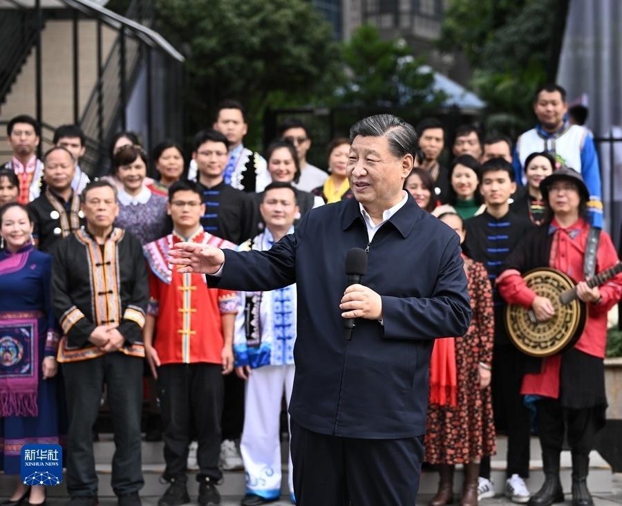 12月14日至15日，中共中央总书记、国家主席、中央军委主席习近平在广西考察。这是14日上午，习近平在南宁市良庆区蟠龙社区考察时，同社区各族群众亲切交流。新华社记者 燕雁 摄